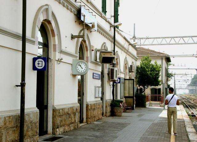 Treno dimentica la fermata e arriva in retromarcia 