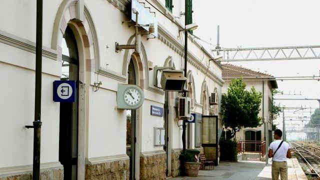 Treno dimentica la fermata e arriva in retromarcia
