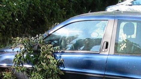 Discarica di auto nel parcheggio