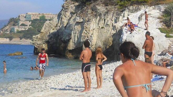 Bagnino contro l’onda del traghetto