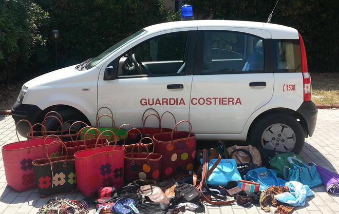 Indumenti e borse contraffatte Sequestri in spiaggia