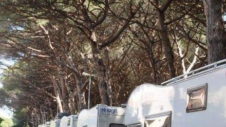 I camper invadono i parcheggi scatta la protesta