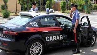 Trova i ladri in casa e cerca di fermarli prendendoli a sassate