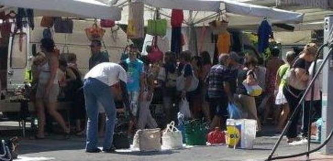 Un ambulante protesta: troppi abusivi al mercato di Marina