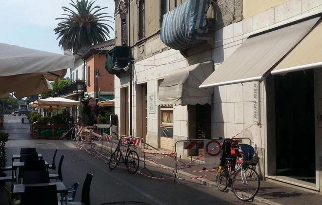 Una brutta transenna fra i turisti