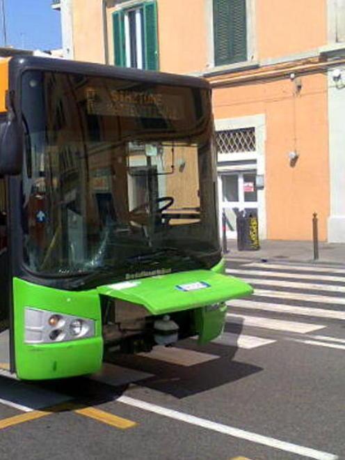 Ragazzina in bici travolta dal bus 