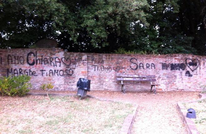 Scritte a Parco Corsini: «È una vergogna»