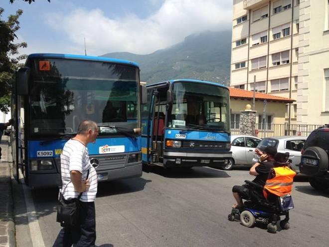 Disabile blocca il traffico per protestare: usare i bus è impossibile 
