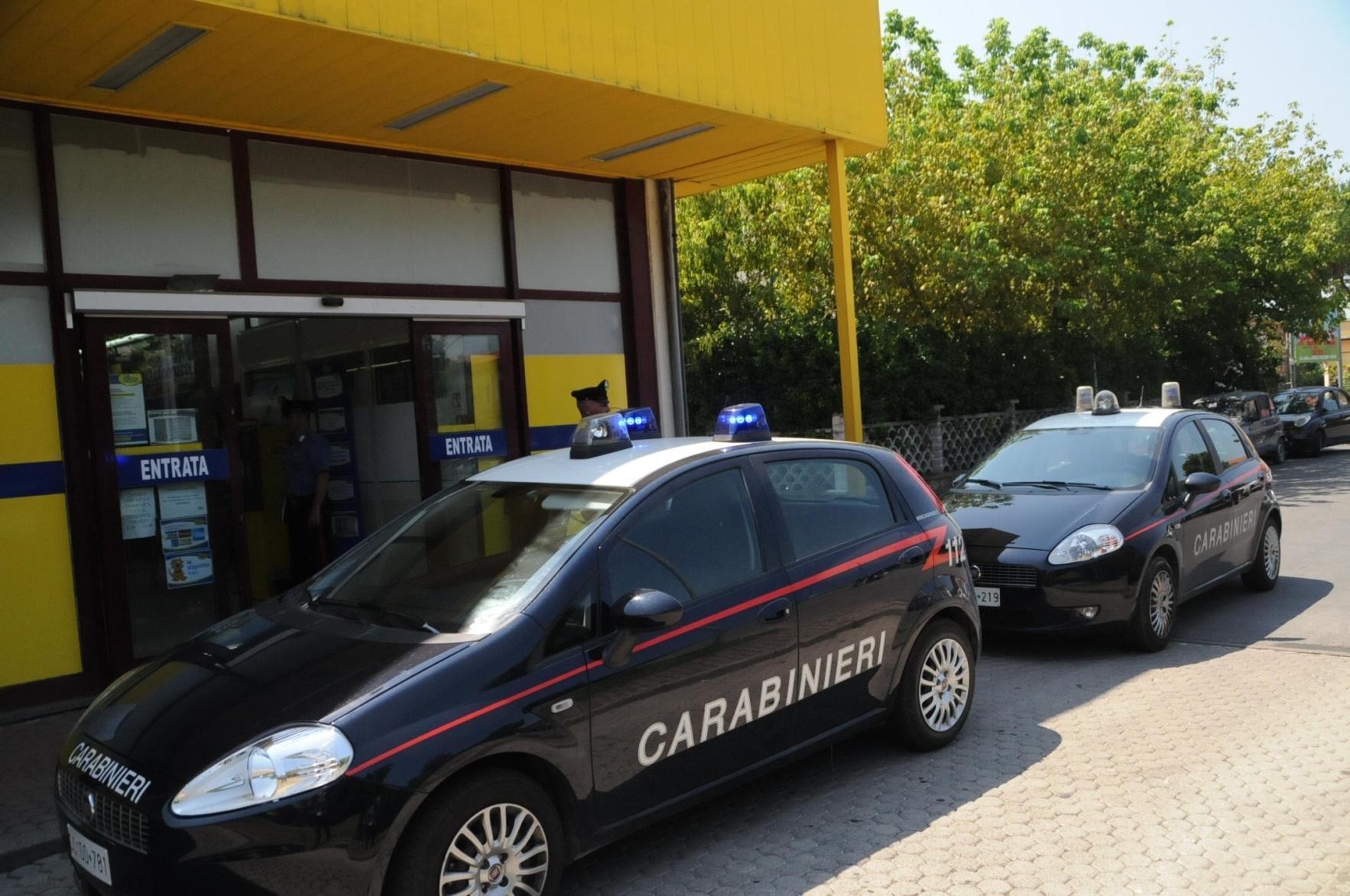 Due banditi rapinano il market "Dico" a Porcari