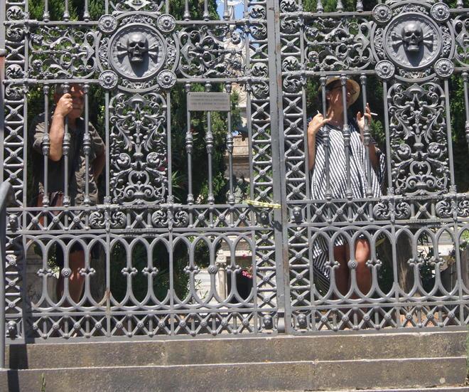 Due turisti restano chiusi per un’ora dentro al cimitero 