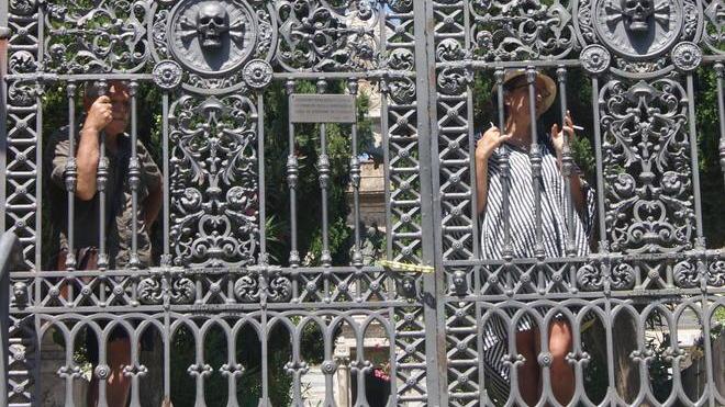 Due turisti restano chiusi per un’ora dentro al cimitero
