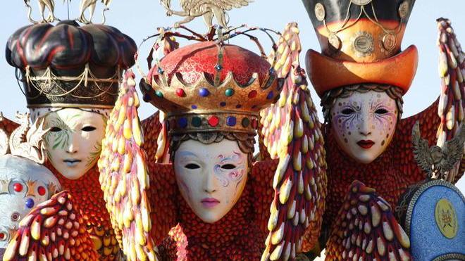 Musica, maschere e cartapesta: scoppia il Carnevale estivo
