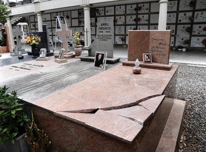 Dopo il raid al cimitero arrivano le telecamere 