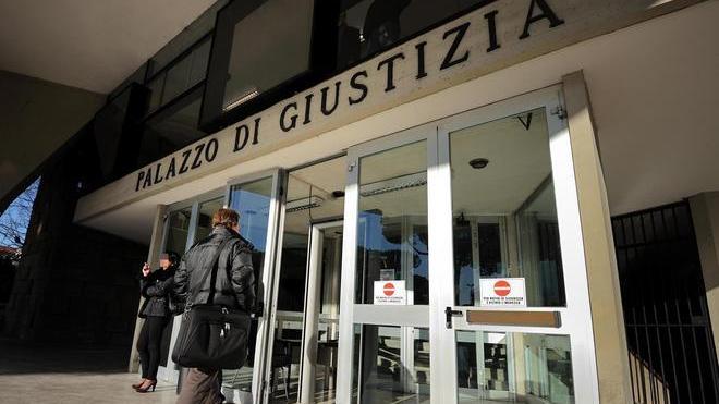 Dodici anni di botte: patteggia sei mesi