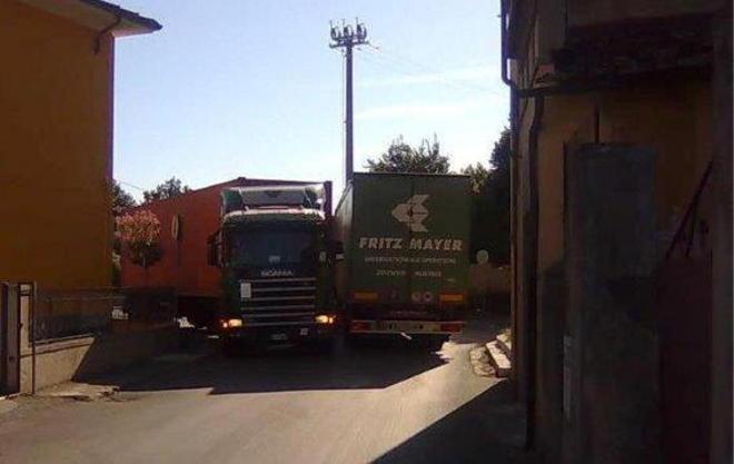 Prigionieri dei Tir in via del Chiassetto 