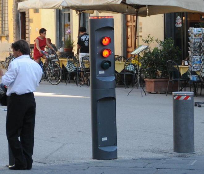 Ha le ore contate il semaforo davanti alla basilica