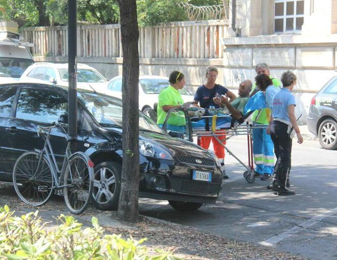 Perde il controllo e va fuori strada