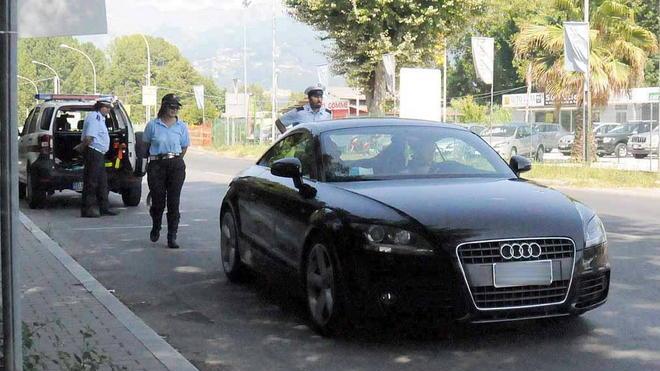 Se il vigile ti chiede anche che lavoro fai. «Si può permettere quest’auto?» Caccia ai “poveri” con le supercar