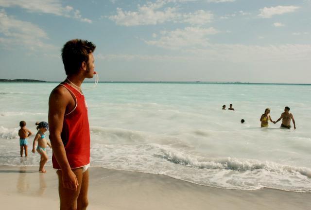Rischia di annegare, salvata alle Spiagge bianche 