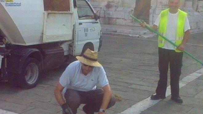 Cittadino ripulisce dalle erbacce il sagrato della chiesa di S. Michele