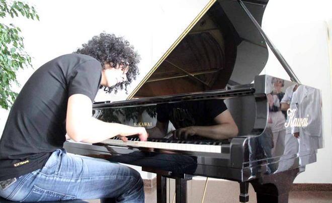 Sit-in al concerto di Giovanni Allevi contro le escavazioni di marmo 