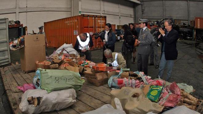 «Vendevano cibo scaduto», quattro livornesi a processo