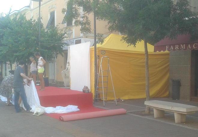 Il gazebo in largo Sbarretti “oscura” il negozio: proteste 