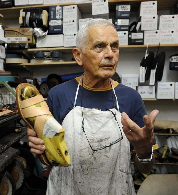 Fredy, 86 anni e la magica arte di fare scarpe 