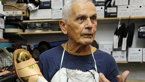Fredy, 86 anni e la magica arte di fare scarpe