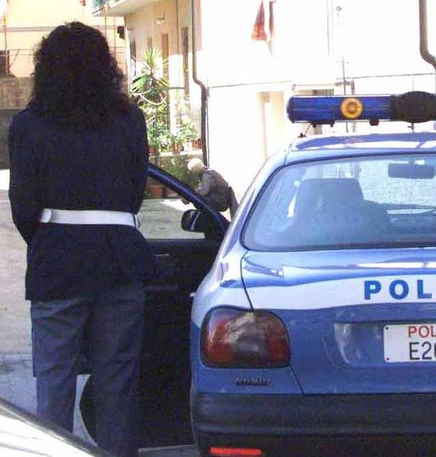 Picchia la moglie davanti a tutti 