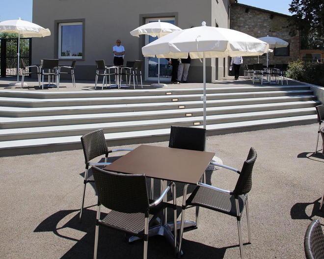 In piscina a Castelfalfi per aiutare i bambini disabili 