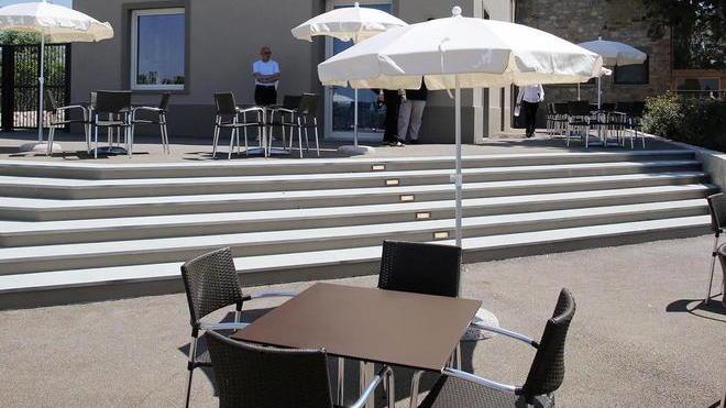 In piscina a Castelfalfi per aiutare i bambini disabili