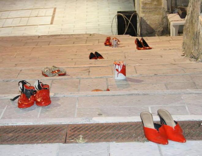 Scarpe rosse sulla scalinata per dire no al femminicidio 