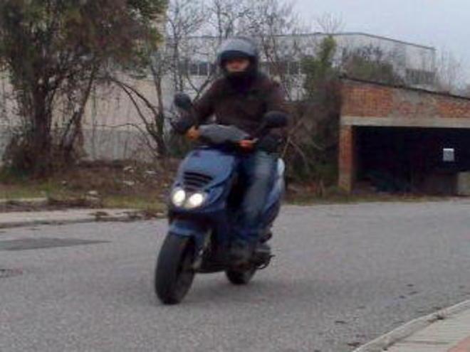 Il padre voleva accompagnarlo «No babbo, resta con mamma...»