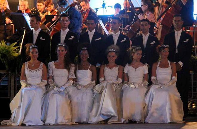 Tutti sul red carpet: la città si gode la serata delle “deb” 