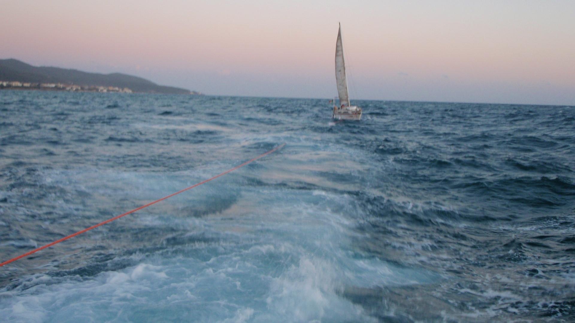 Barca a vela alla deriva, salvati cinque livornesi 