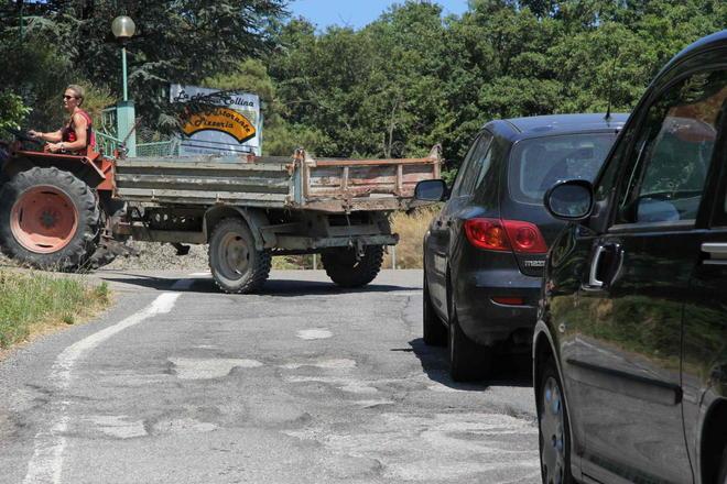 Via di Cantagallo, tempestata di buche: protestano i residenti 