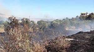 Incendio a Sardara, le fiamme minacciano le case 