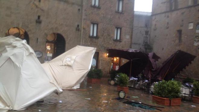 Il maltempo in piazza dei Priori