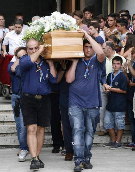 L’ultimo abbraccio a Fabio: «Sempre nei nostri cuori» 