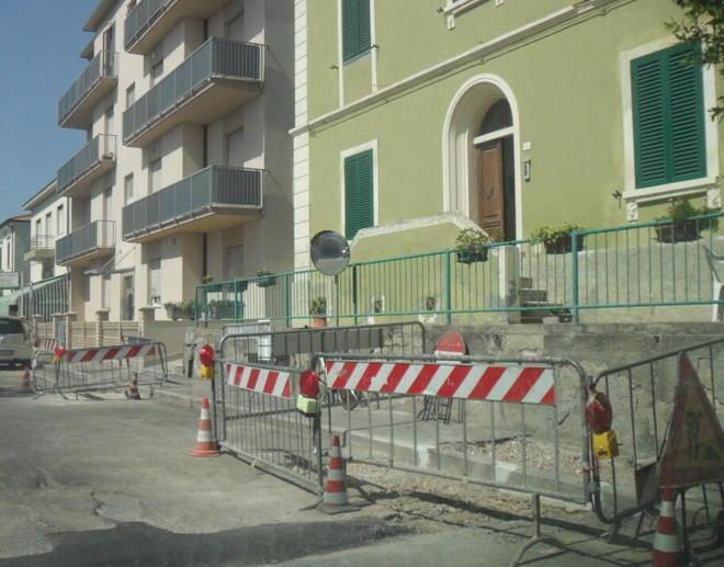 Perdite d’acqua a raffica nelle vie di San Vincenzo 