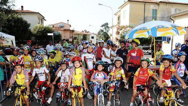 Baby ciclisti in gara nella gimkana