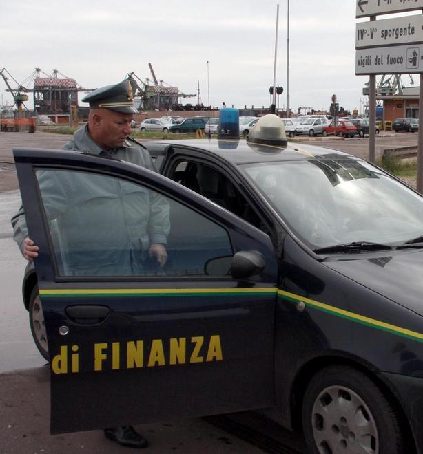 Più di 3000 capi contraffatti Denunciate cinque persone
