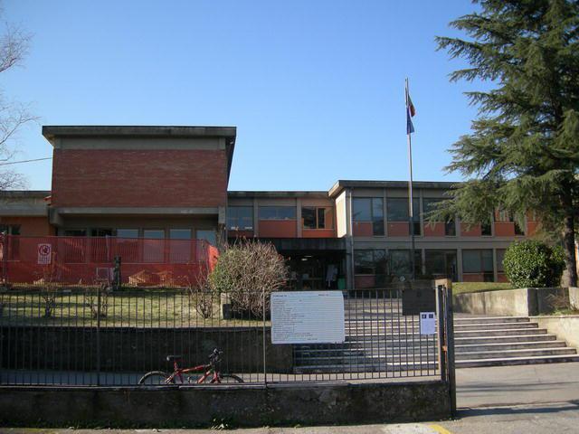 Lavori alla scuola media per rifare parte del tetto