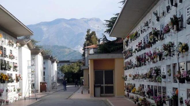 Lamentele al cimitero di Turigliano per le bare nella chiesetta