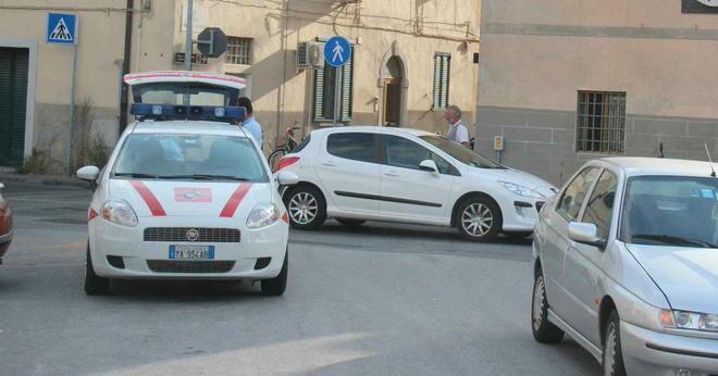 Motorino contro auto, giovane ferita