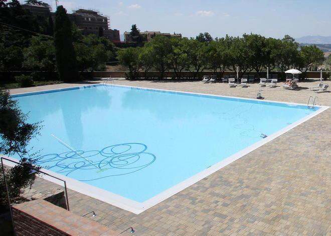 In piscina per aiutare i disabili 