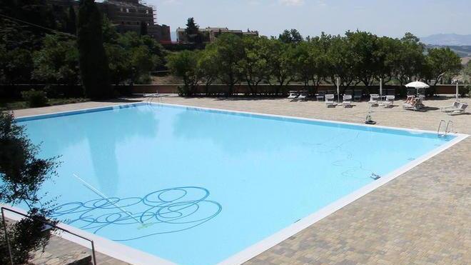 In piscina per aiutare i disabili