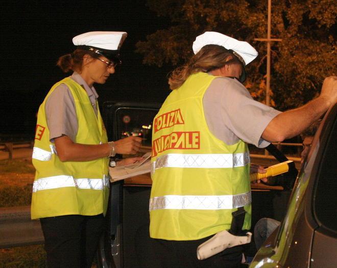Vigili con l’etilometro: ritirate cinque patenti 