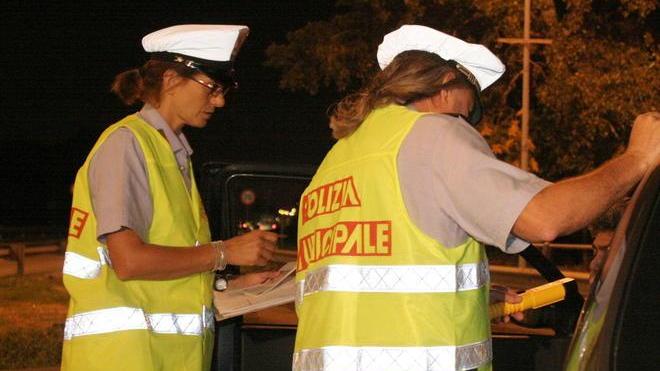 Vigili con l’etilometro: ritirate cinque patenti